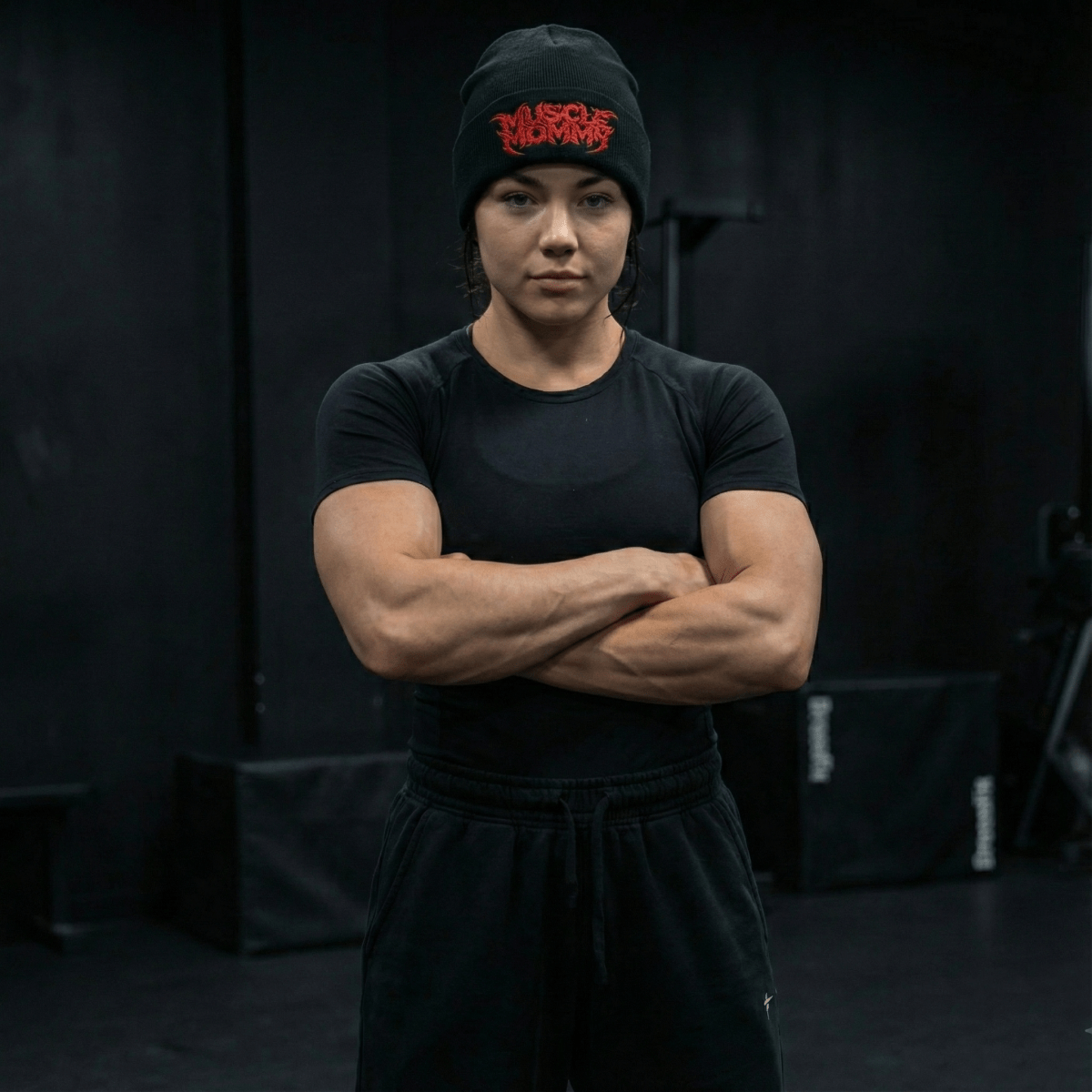 CAPPELLINO DI LANA - MUSCLE MOMMY (RICAMO ROSSO)